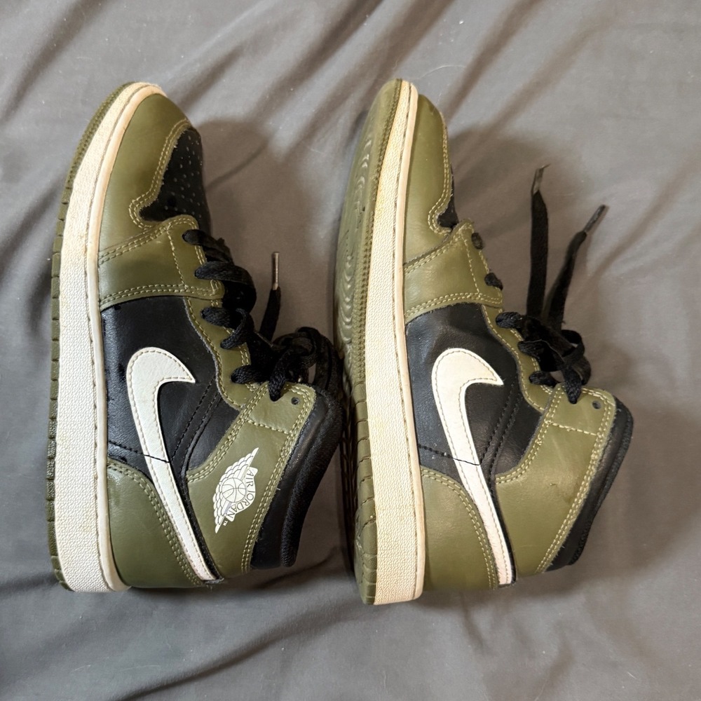 Nike Kids' Air Jordan Dunks Black and Olive Green Sneakers Leather
Swoosh 4.5Y - Picture 5 of 7